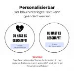 Zwei runde Deckel-Etiketten „Du hast es geschafft“ mit editierbarem Namen – PDFs für individuelle Promotion Geschenke meist am Laptop bearbeitbar.