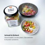 Einwegglas mit Deckel-Etikett „Du hast es geschafft“, daneben bunte Süßigkeiten – Bastelidee zur Promotion mit schneller Druckvorlage für Glas und Kuchen.