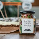 Mit Süßigkeiten gefülltes Einwegglas mit motivierendem Etikett „Du bist klug, stark, mutig…“ – Teil der Promotion Geschenk basteln Vorlage zum Ausdrucken.